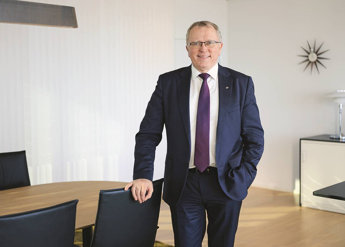 A person wearing a suit and tie

Description automatically generated