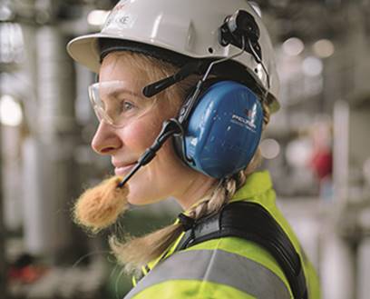 A person wearing a helmet

Description automatically generated