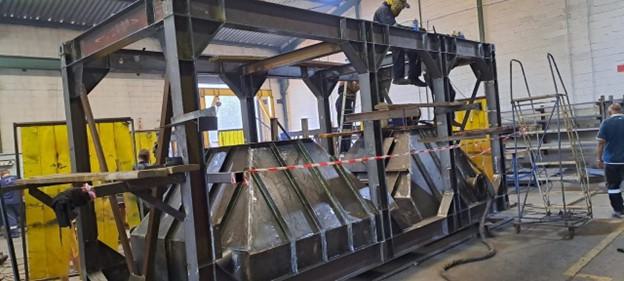 Uma imagem contendo edif??cio, ao ar livre, cadeira, mesa
Descri????o gerada automaticamente