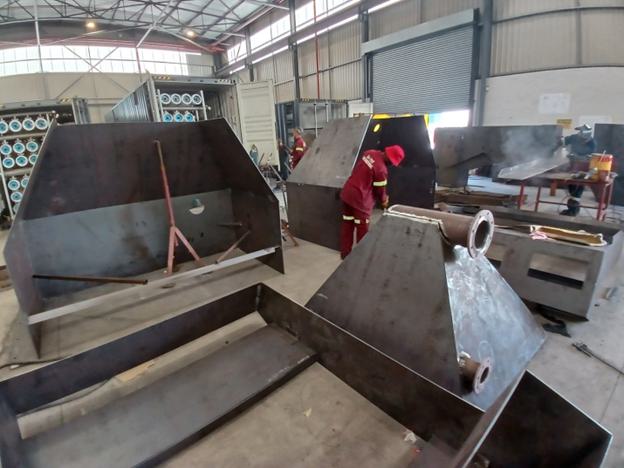 Uma imagem contendo no interior, mesa, edif??cio, quarto
Descri????o gerada automaticamente