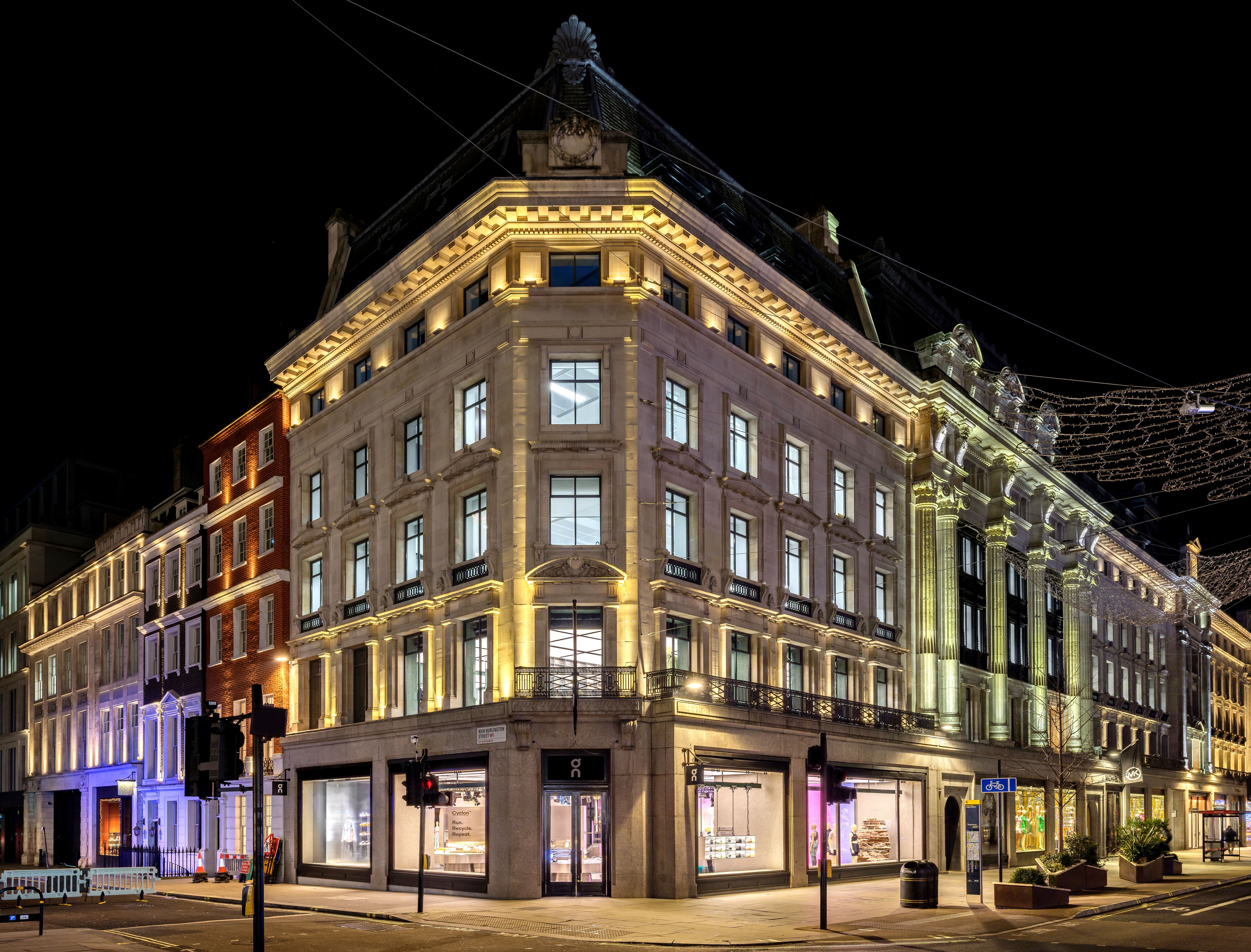 Medium JPEG-on_store-dtc-uk-london-regents_street-jan-2023-03.jpg